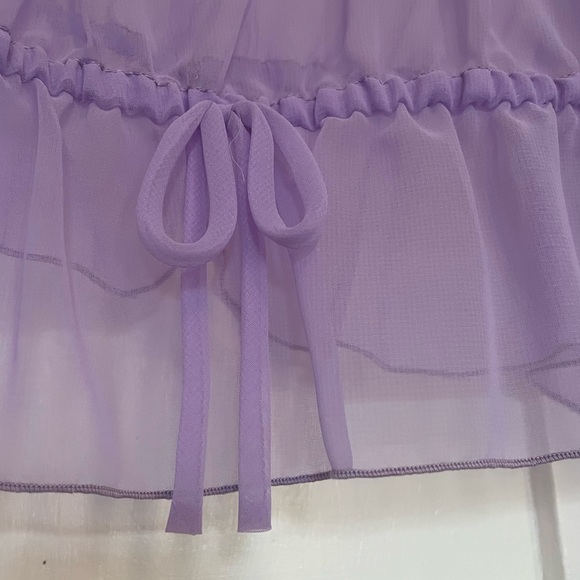 Sheer vintage blouse with embroidered details. The back has two clasp closures. - Picture 4 of 6